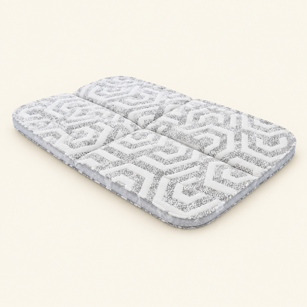 Topper acolchado con estampado geométrico sobre fondo crema